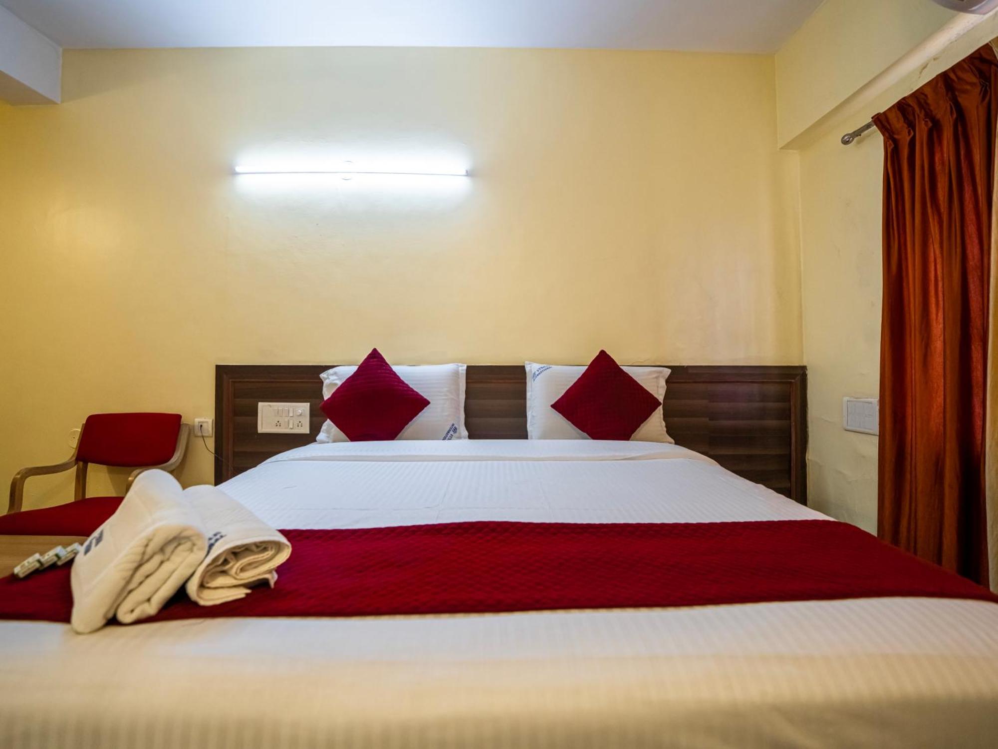 Hotel Vyshak International Mysore Exteriör bild